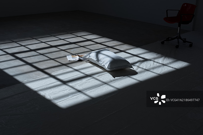 光中的孤独图片素材