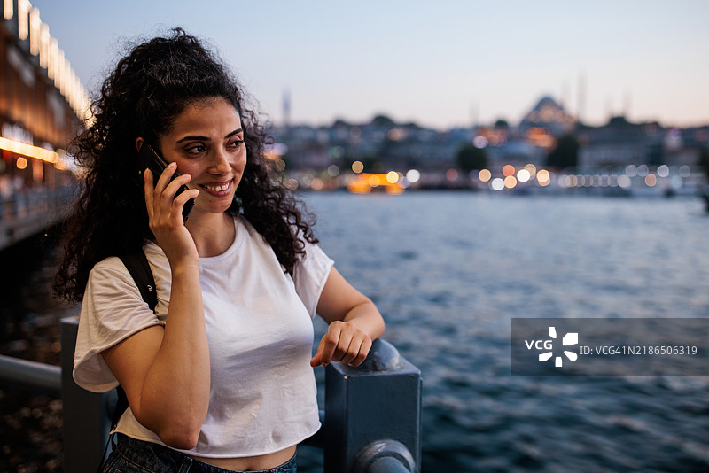 美丽的女人在打电话图片素材