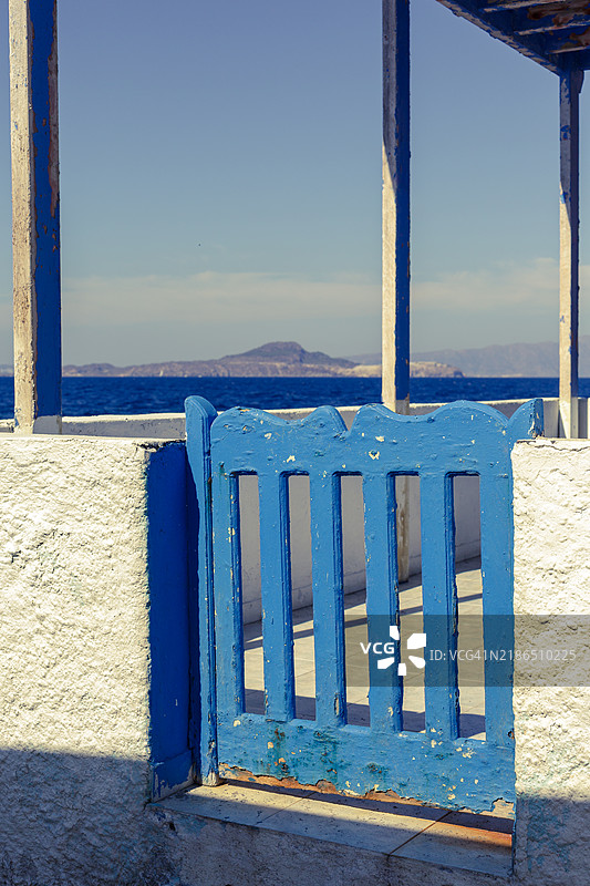 希腊风格的木栅栏与海景图片素材