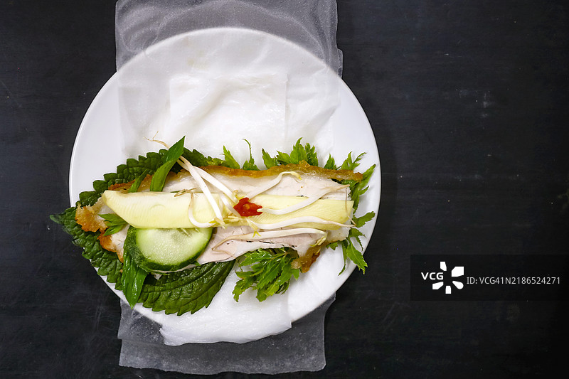 越南米纸卷配烤猪肉和新鲜蔬菜图片素材