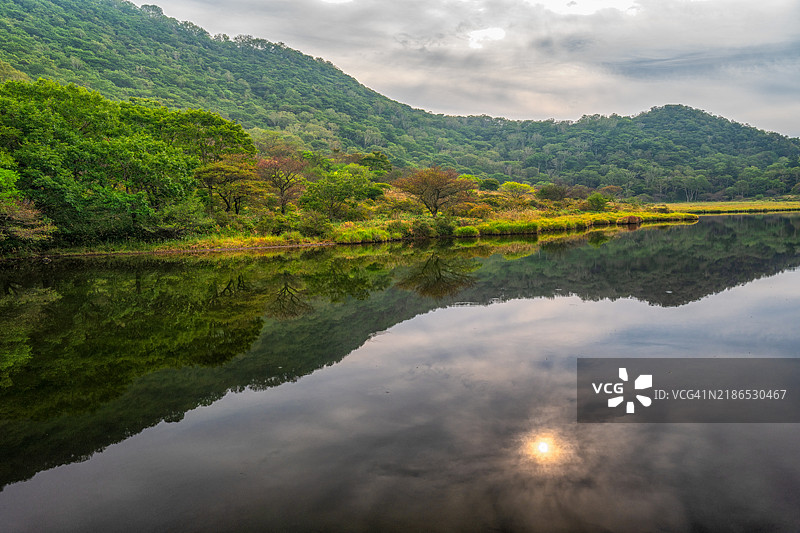 初秋的倒影图片素材