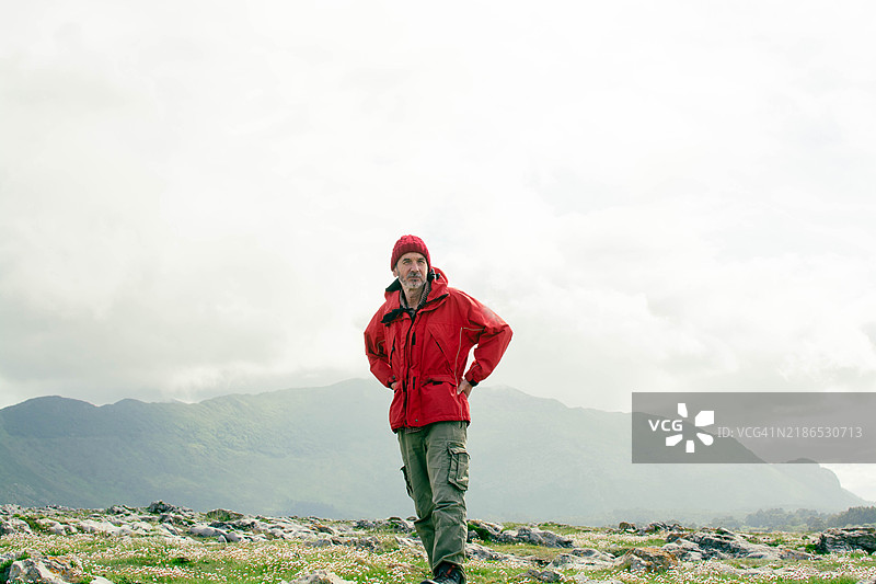 山上的冒险者，男人享受冬季风景。图片素材