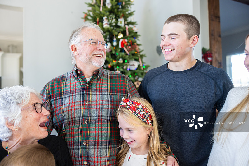 家庭在圣诞聚会上欢笑图片素材