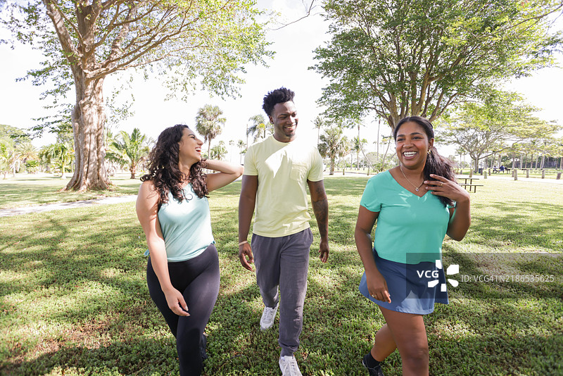 一群多种族的千禧一代朋友在公园里穿着运动服一起锻炼。图片素材