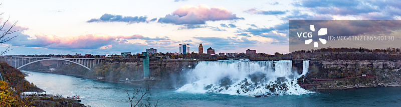尼亚加拉河上的彩虹桥，马蹄瀑布，安大略省，加拿大图片素材
