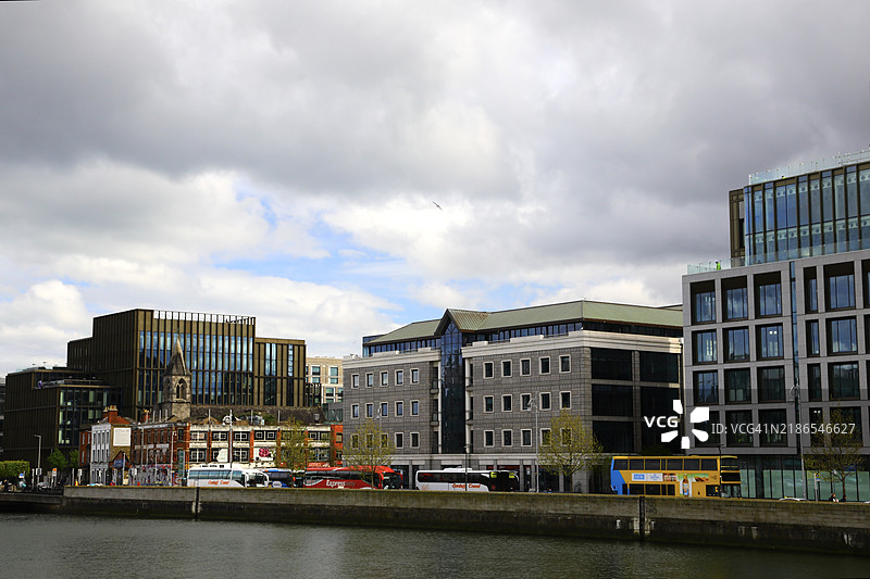 都柏林市中心的利菲河岸边图片素材