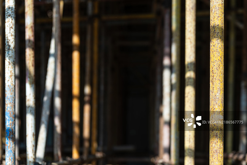 建筑工地上生锈的金属脚手架的抽象视图图片素材