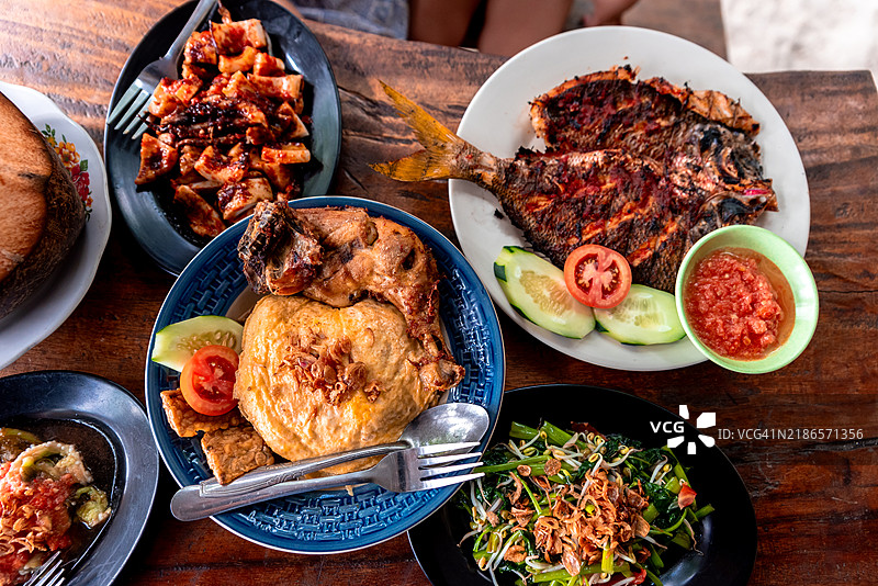 海滩餐厅里的各种印尼美食图片素材