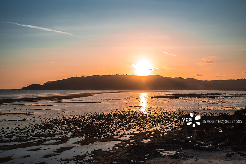 龙目岛海滩的日落图片素材