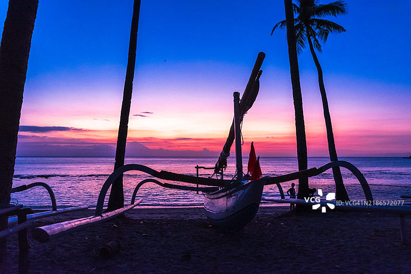 印尼森吉吉海滩上巴厘岛渔船的剪影，背景是令人惊叹的日落。图片素材