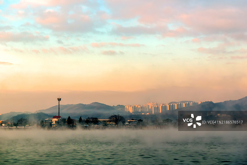 寒冷冬日水边宁静朦胧的早晨图片素材