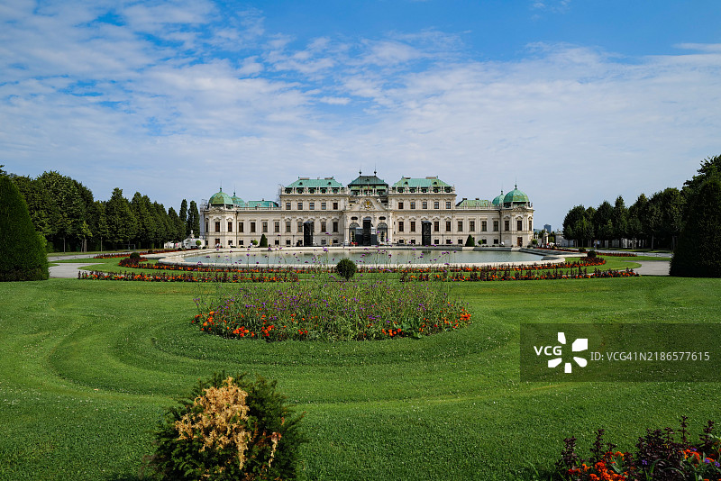 维也纳的上贝尔维德雷宫及其花园，盛夏绚丽的花朵绽放。图片素材