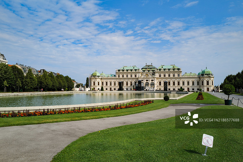 维也纳上贝尔维德宫的倒影池和宏伟建筑。图片素材