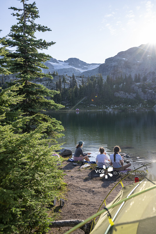 母亲和女儿们在湖边的露营地图片素材