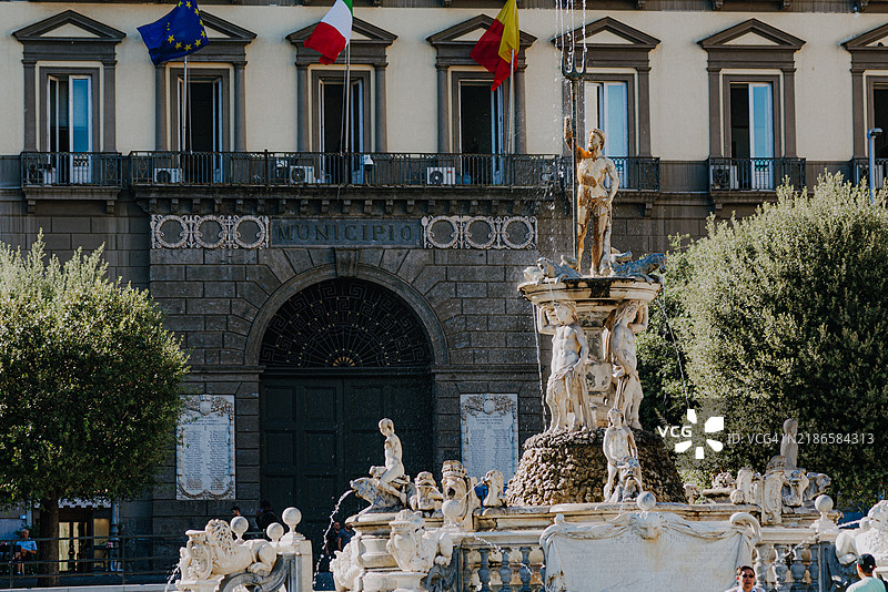 历史市政大楼前的海王星喷泉图片素材