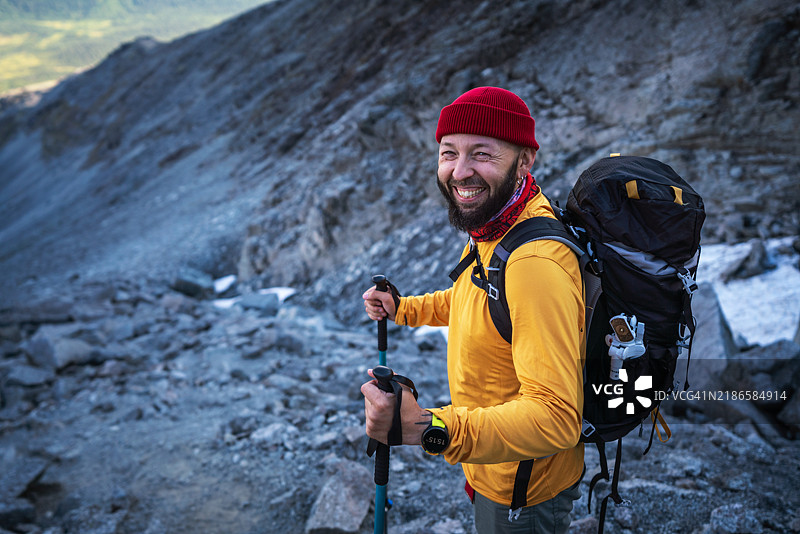 冒险的登山者在岩石山径上攀爬，享受美丽的风景图片素材
