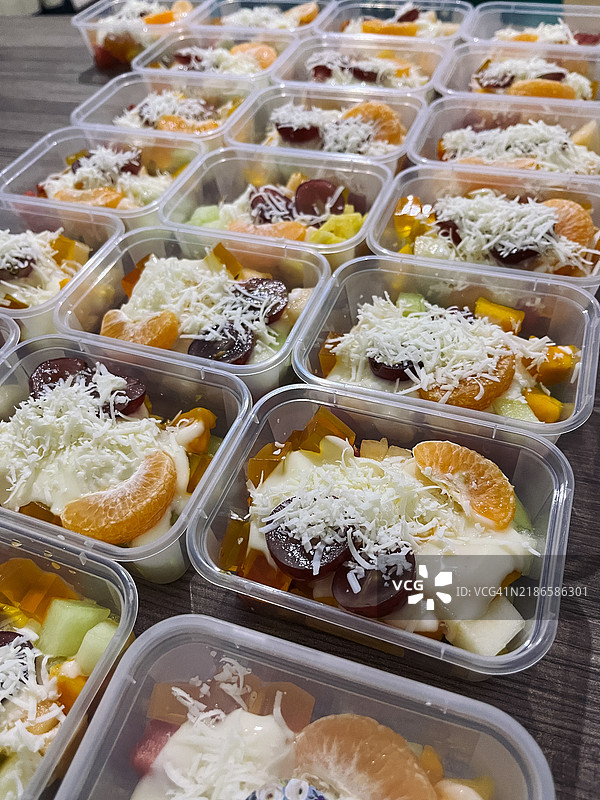 新鲜多彩的时令水果沙拉图片素材