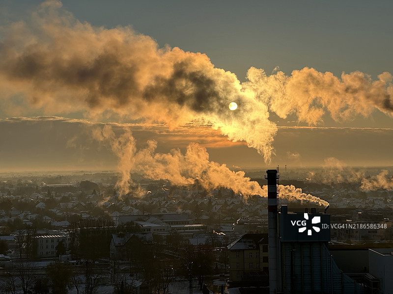 冬季冒烟的工业烟囱图片素材