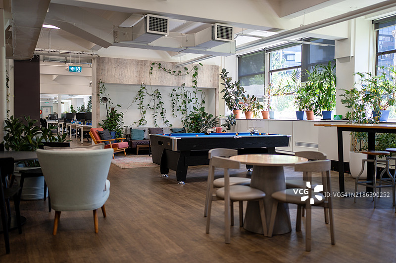 现代办公室休息区，配有舒适的座椅和绿植图片素材