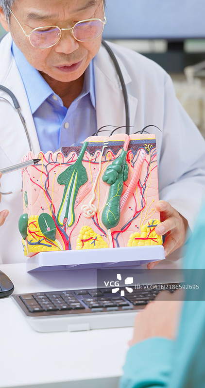 资深医生讲解皮肤癌图片素材