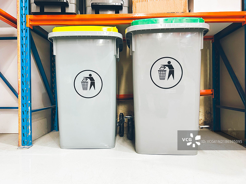 两个灰色的回收箱图片素材