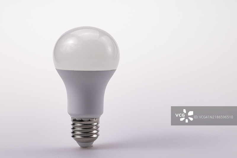 白色背景上的LED灯泡孤立展示图片素材