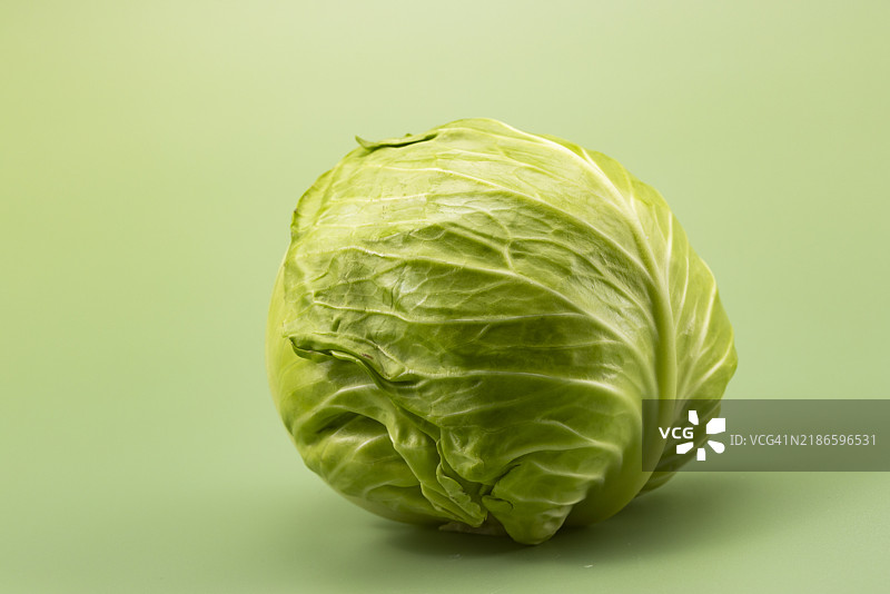 绿色背景上的绿色卷心菜图片素材