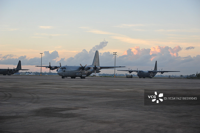 C130大力士运输机在机场图片素材