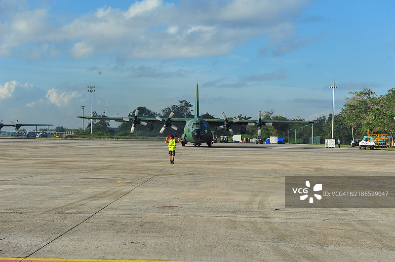 C130大力士运输机在机场图片素材