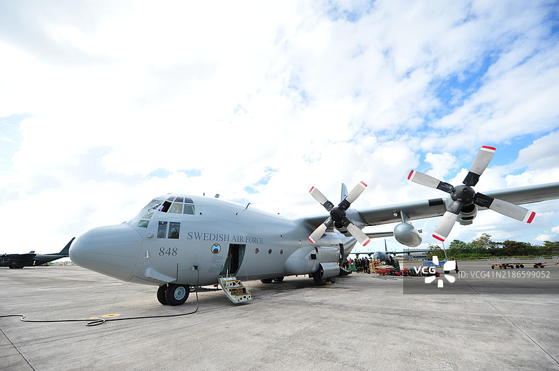 C130大力士运输机在机场图片素材