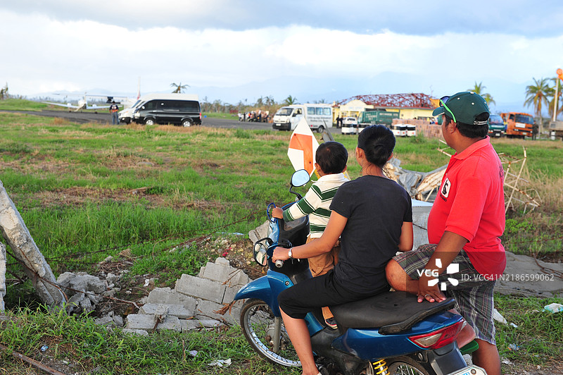 一家人正在查看受损的机场图片素材