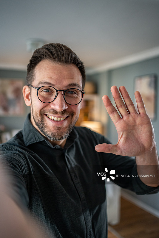 男子对着镜头讲话，录制他的 vlog 视频图片素材