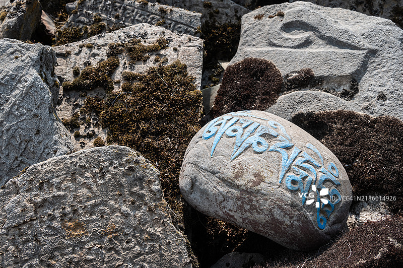 尼泊尔库姆布地区的玛尼石。玛尼石被故意放置在道路和河流旁边。图片素材