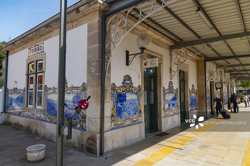 葡萄牙波尔图杜罗河畔的平哈奥火车站图片素材