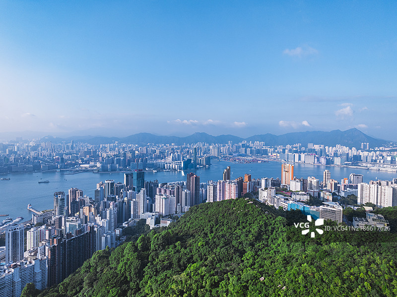 香港山边的豪华住宅公寓大楼图片素材