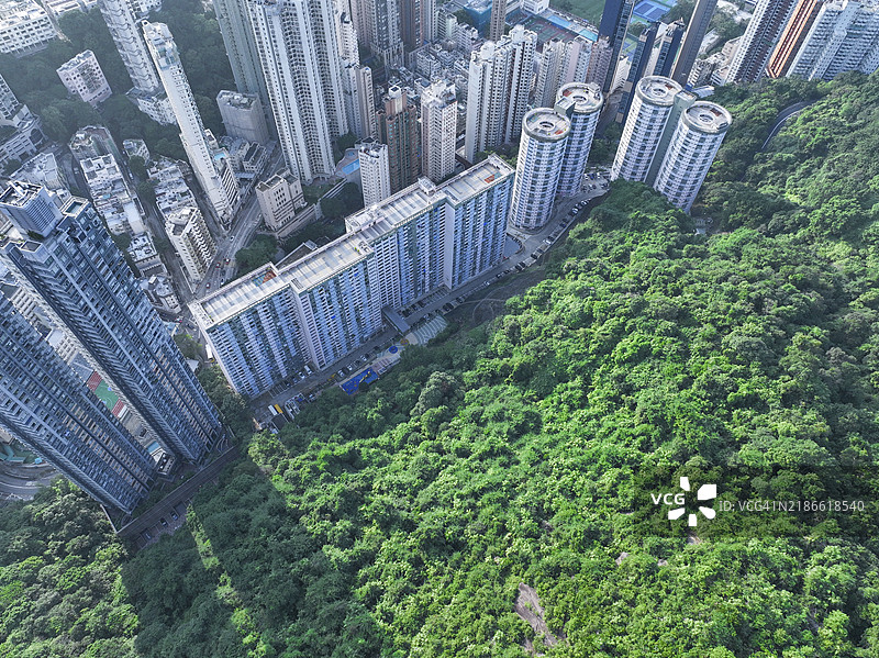 香港山边的豪华住宅公寓大楼图片素材