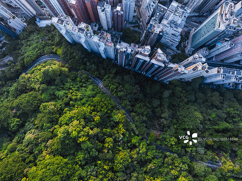 香港山边的豪华住宅公寓大楼图片素材
