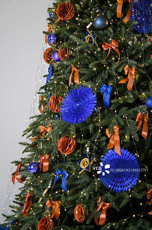 节日圣诞树，装饰有蓝色和橙色的饰品图片素材