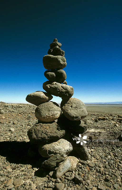 在智利安托法加斯塔的阿塔卡马沙漠圣佩德罗·德·阿塔卡马，平衡堆叠的石头（阿帕切塔石）图片素材