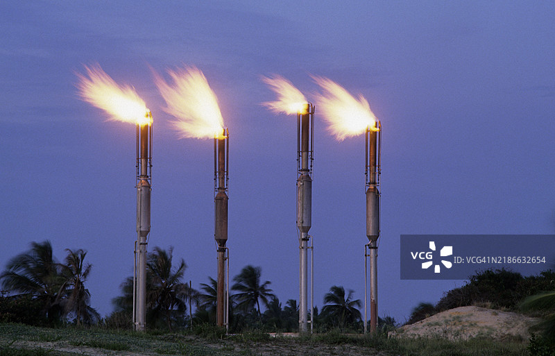 石油炼油厂的复杂工业管道。图片素材