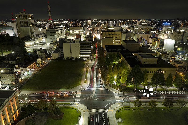 宇都宫市中心的夜景与光轨图片素材