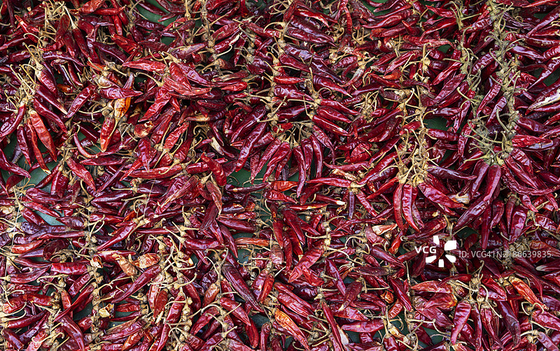 匈牙利。布达佩斯大市场上的干辣椒。图片素材