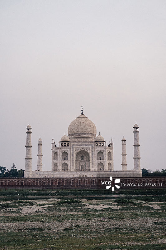 夕阳西下时的泰姬陵正面拍摄图图片素材