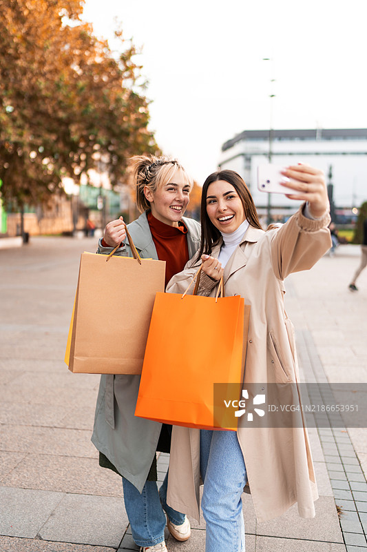 女性自拍时提着购物袋图片素材
