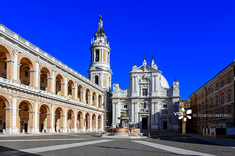 意大利马尔凯地区洛雷托的“圣家大教堂”（“Basilica della Santa Casa”）壮丽的外观图片素材