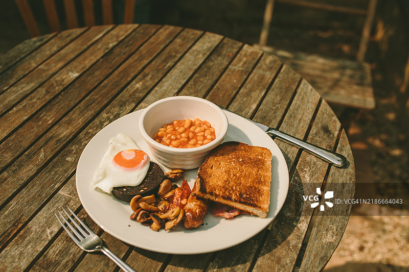 木桌上的丰盛英式早餐图片素材