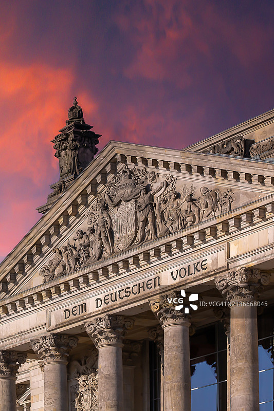 德国联邦议院 - 日落时的国会大厦（德国议会大楼） - 柏林，德国图片素材