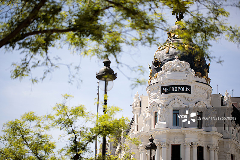 从马德里格兰维亚俯瞰Metropoli大楼，标志牌图片素材