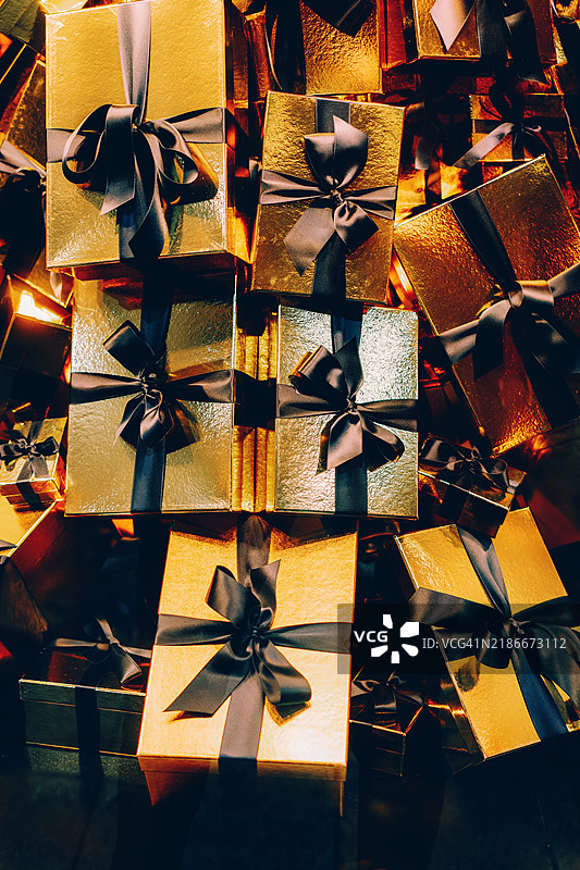 奢华的圣诞礼品盒散发着金色光辉图片素材
