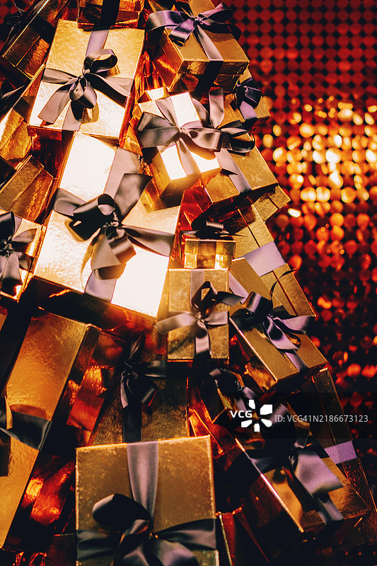 奢华的圣诞礼品盒散发着金色光辉图片素材